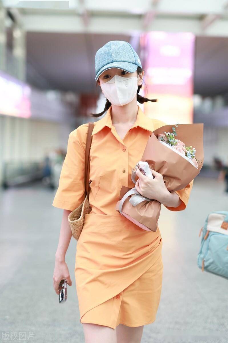 毛晓彤现身北京机场,身着橘色连衣裙甜美俏皮