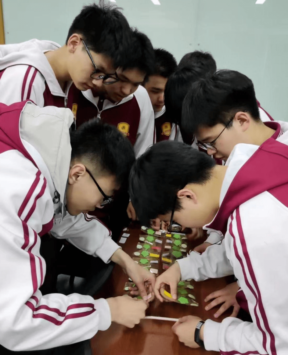 两年前,迷茫的刘晗旭选择了郑州优胜实验中学,他感觉,学校用60个规定