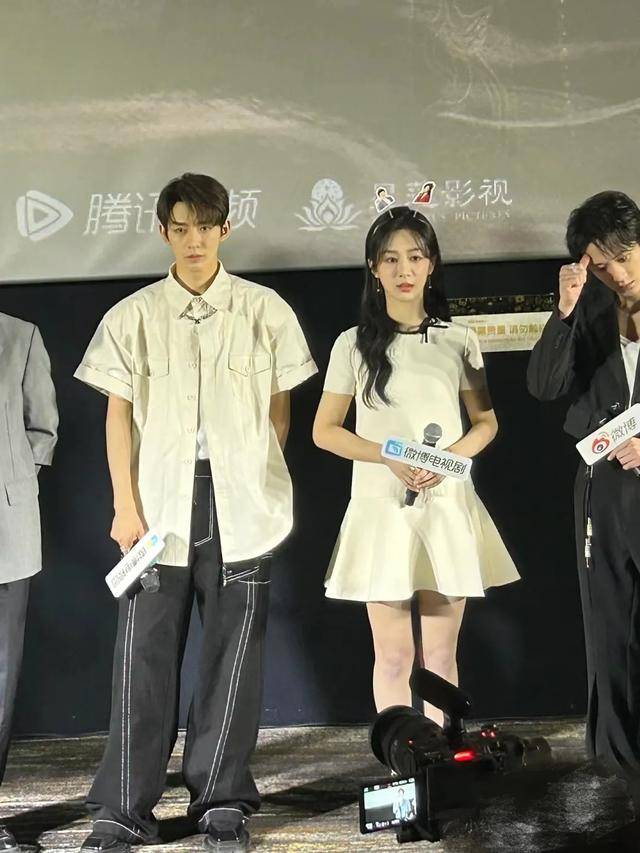 被《长相思》主演线下见面惊了,邓为头比女生小,杨紫腿是硬伤_在线