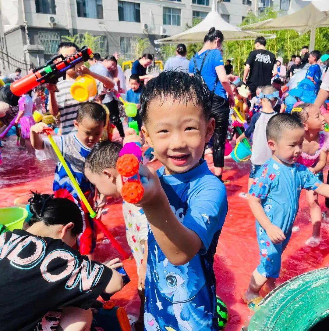 夢幻泡沫 玩轉夏日——大未來幼兒園泡沫之夏主題活動_瞬間_水花_泡泡