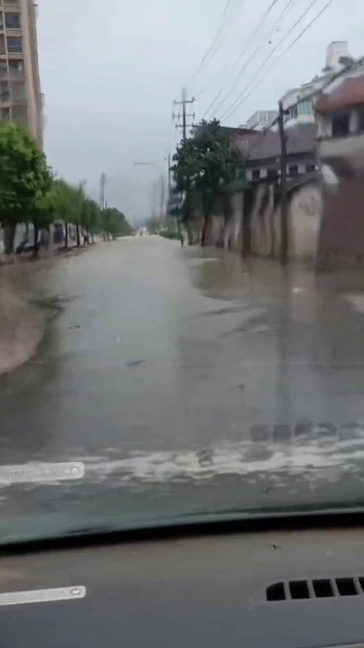绍兴诸暨遭遇百年一遇短时间强降水 我镇已致两人电黄店口沦陷了!