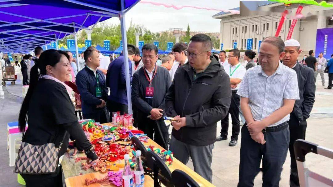 青海省人社厅副厅长贾乃鸿,格尔木市委常委,副市长李秀平及全省各地区