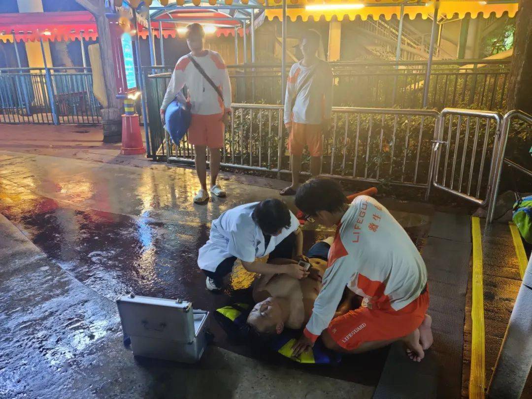 武汉欢乐谷开展玛雅海滩水公园淹溺事故现场应急处置盲演