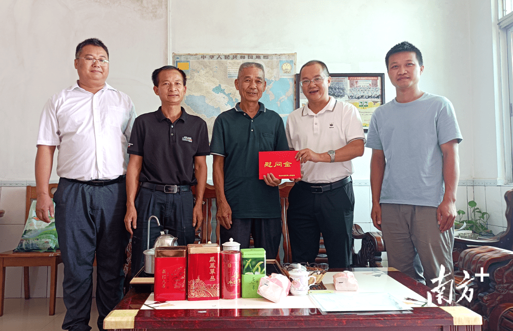 大崀镇党委书记肖剑平,镇党委委员,武装部部长江育舟,副镇长廖贤敏等