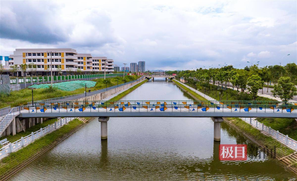武汉现超长亲水平台 青菱河十里长渠项目完工