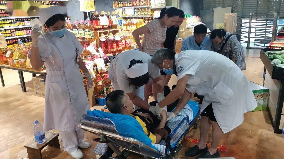 小心机器会"咬"人!桂林又有人的手被卷入绞肉机_男子_操作_进行