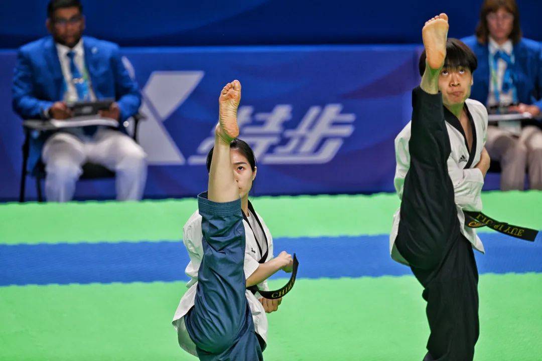 他们代表中国队夺得跆拳道混双品势金牌_比赛_银牌_成都