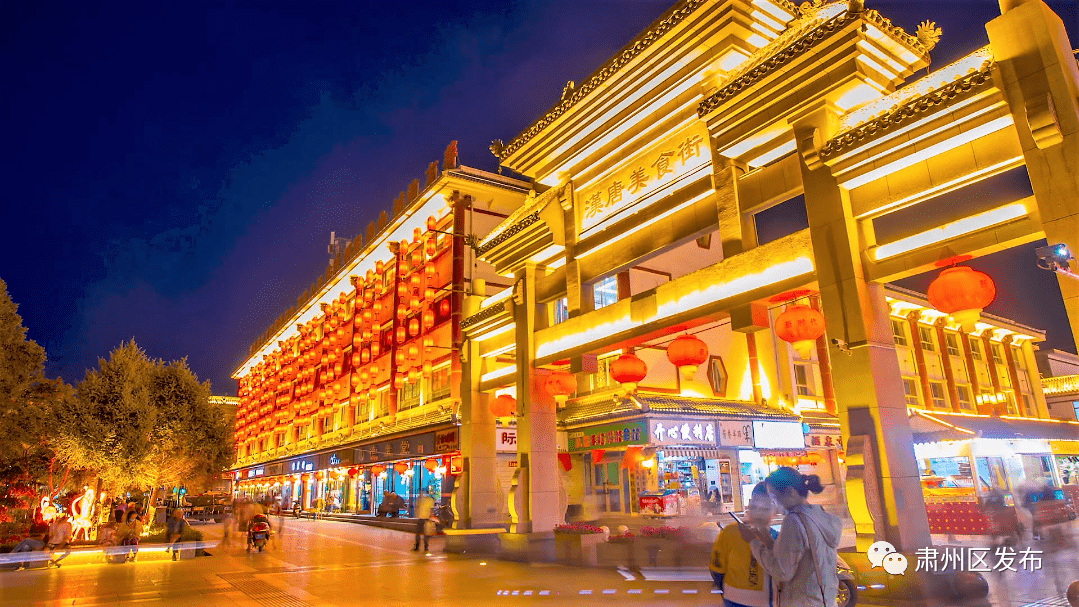 到美食街的小摊吃个烧烤到附近的小广场逛个夜市再不济在路上兜兜风也