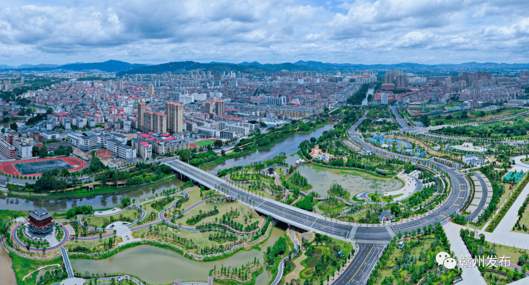 近日,航拍瑞金市金瑞湾湿地公园,草木葱茏,成为市民亲近自然,休闲健身