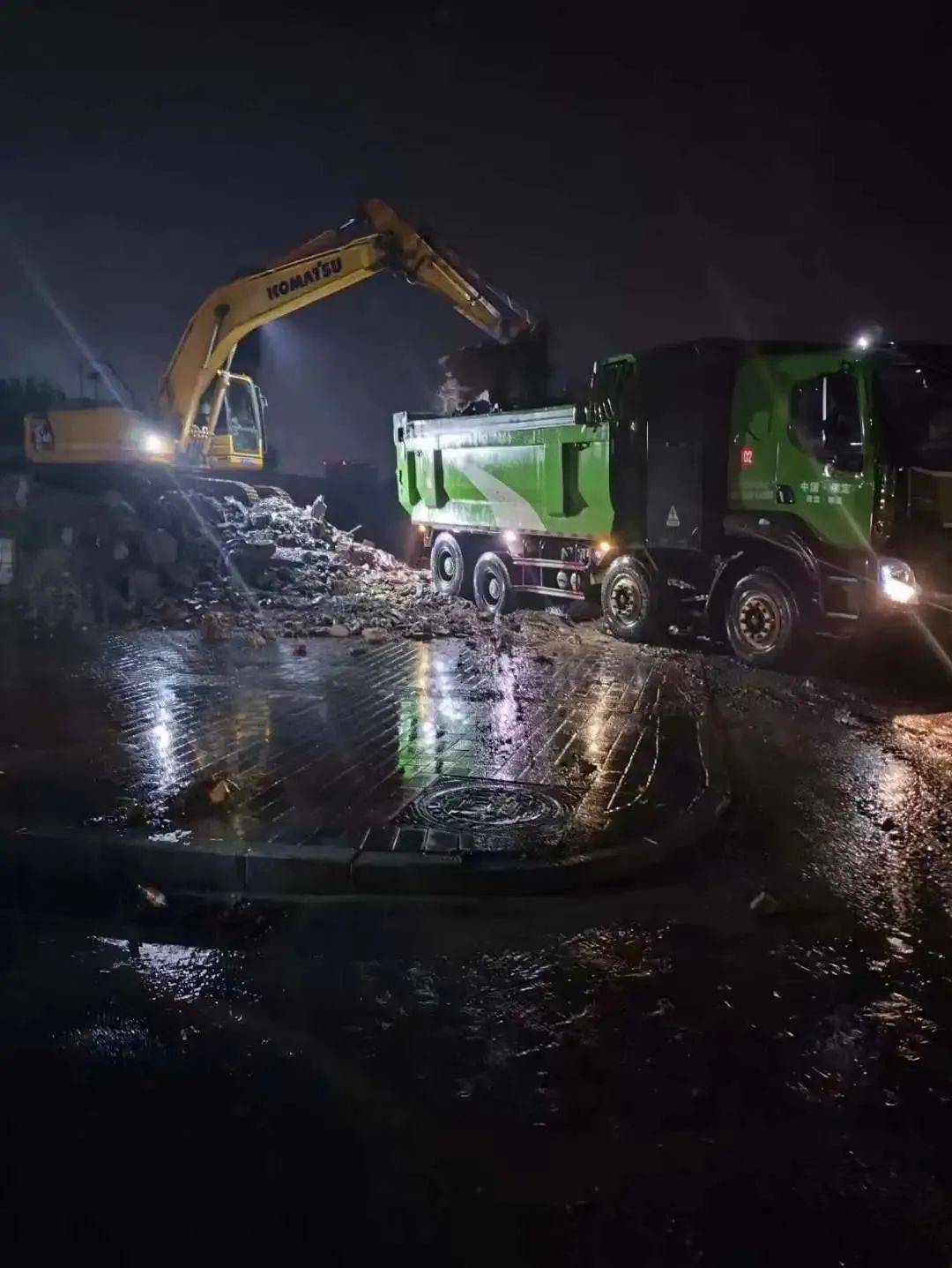 连夜出动70台新能源渣土车参与保定市救援工作