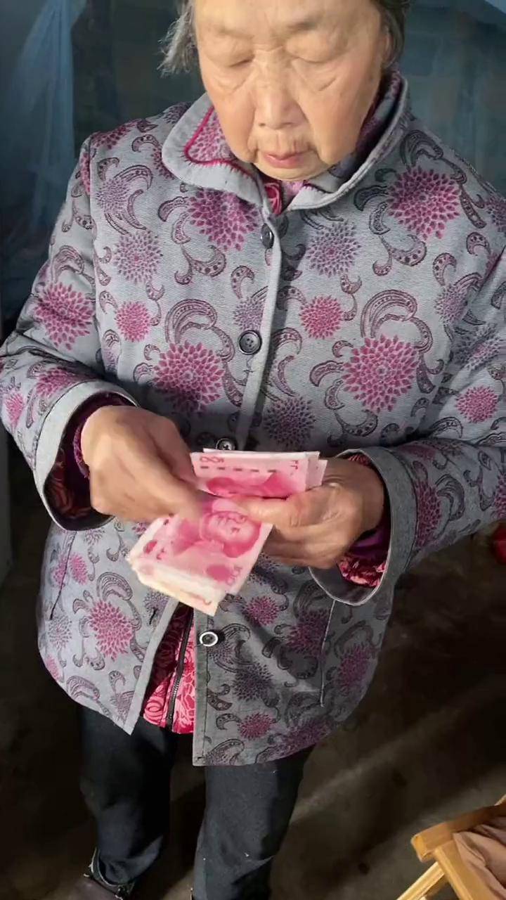 翻到以前问奶奶借钱,奶奶数钱的样子真好看,说不还了表情就我的奶奶