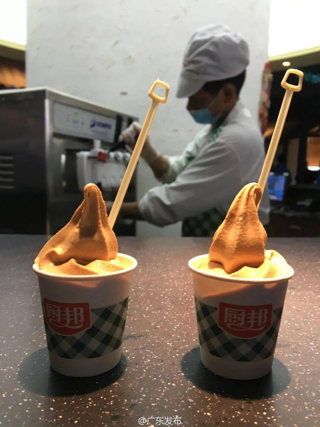 据悉,产品口感巧妙结合了鲜香醇厚的老字号酱油和冰凉的雪糕风味,用户