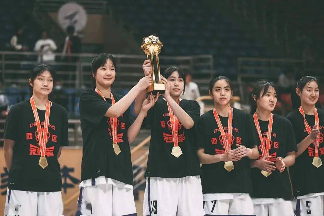 来自沙坪坝区的两名女篮队员王思琪,赵婧涵成功入选