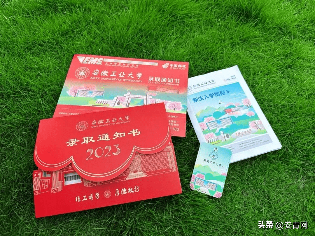 起寄出的还有银行卡,新生入学指南以及学校独家设计制作的校园卡卡套