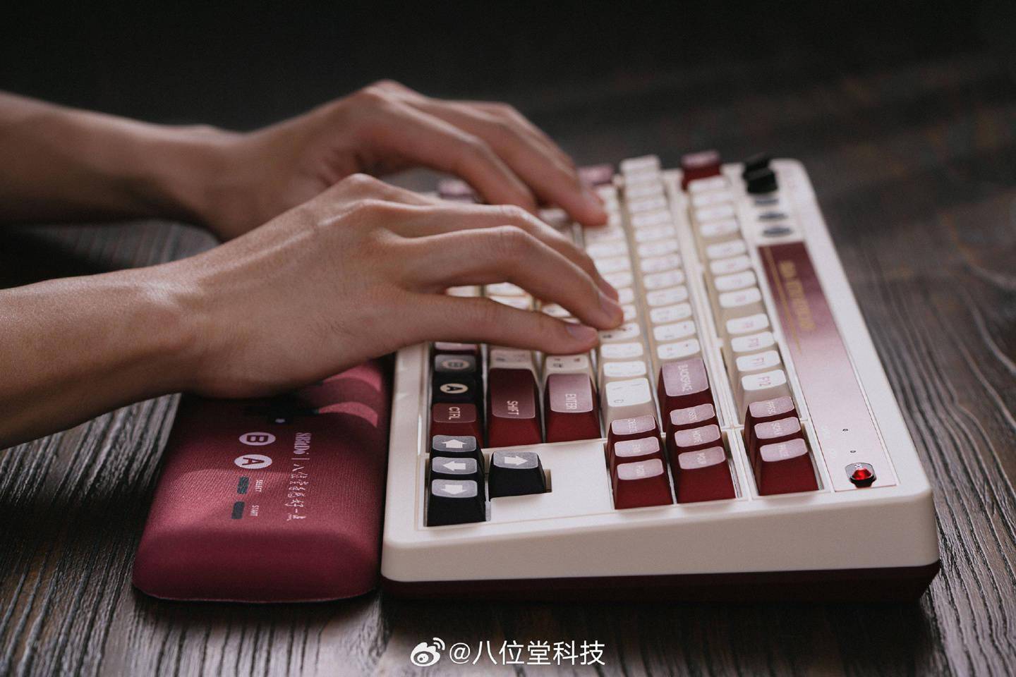八位堂发布首款复古机械键盘 将于本月在国内市场发售