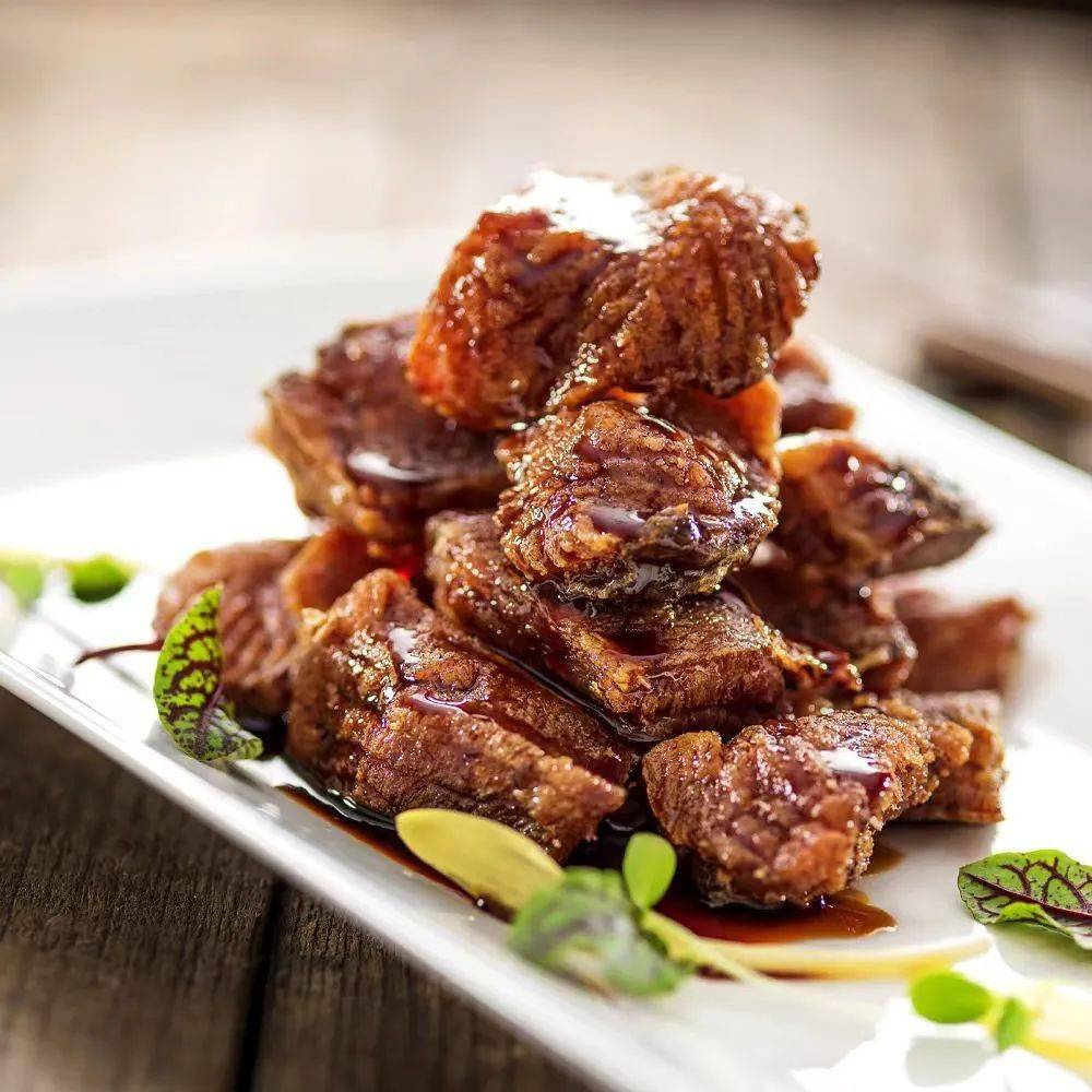 梅龙镇酒家以80多年的细心研磨和精到锤炼形成了"香嫩滑爽,清香醇浓