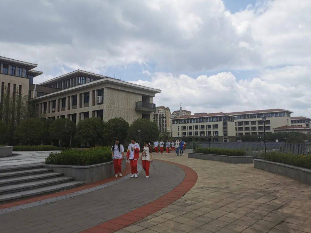 "高萍说,秉承北师大的办学理念,促进学生全面发展,不光追求成绩的提升