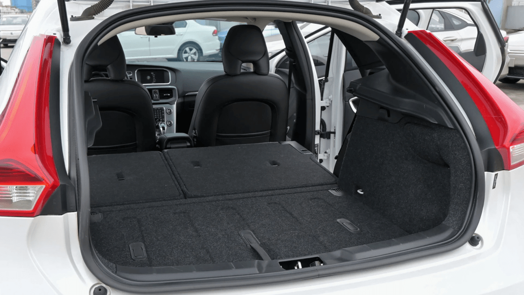 沃尔沃v40的后备箱不算很大,后排座椅放倒后可以形成纯平的地板,实用