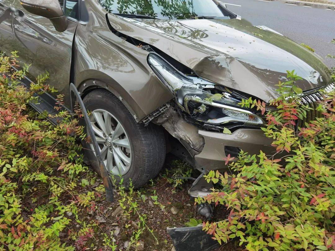 麻江县宣威镇佛山大道甲树村路段发生一起交通事故_车辆_行车_视频