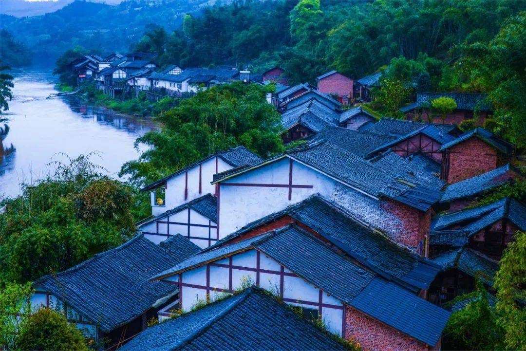 箭板古镇位于沐川县龙溪河下游,地处沐川,犍为,宜宾三县交界之处,一条