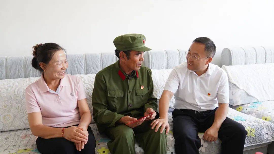 阿图什市:"八一"慰问暖人心 传递党情送关怀_克孜勒苏_军人_领导