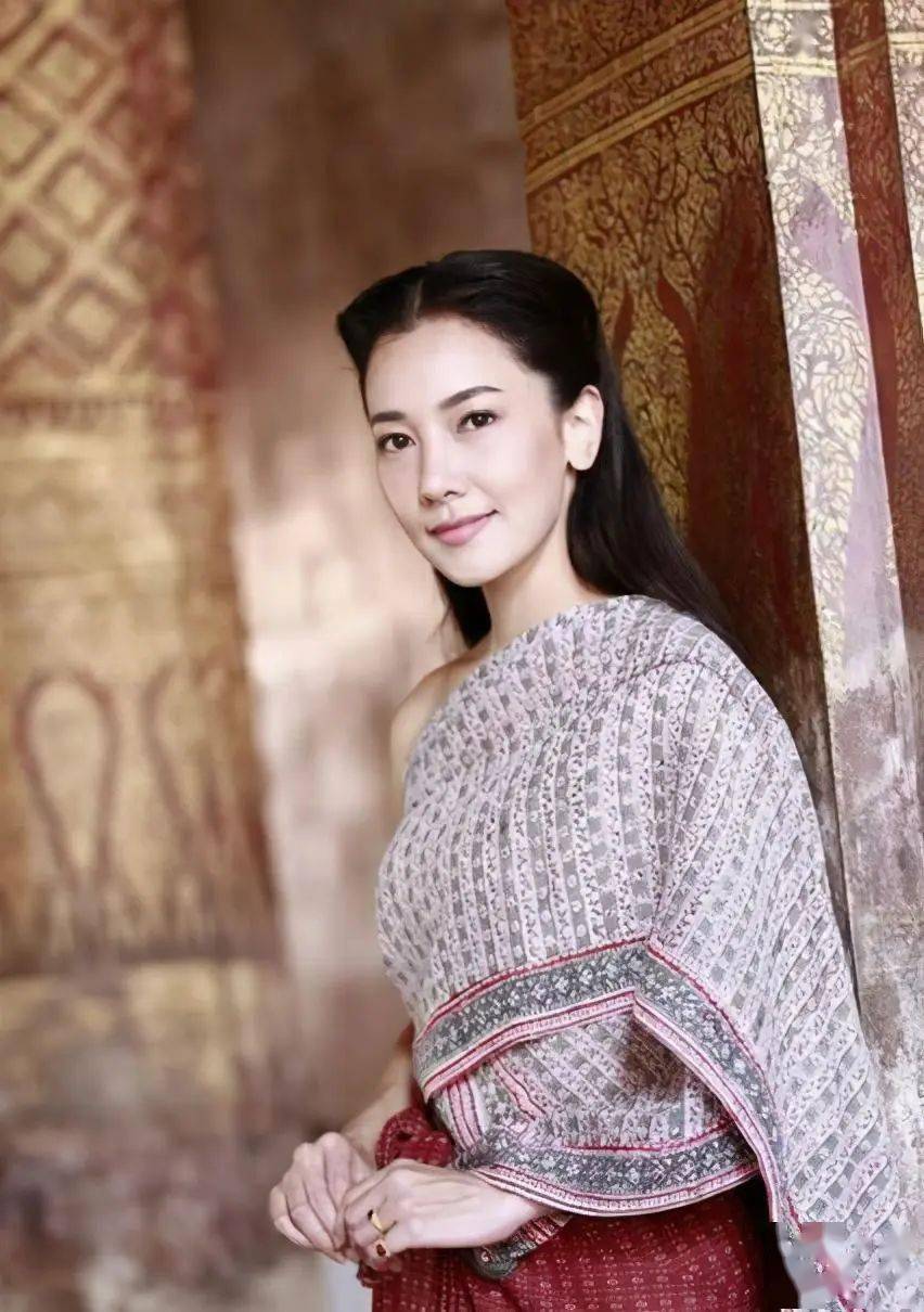 泰剧女神noon,45岁年龄,20岁颜值,被称为泰国版金喜善