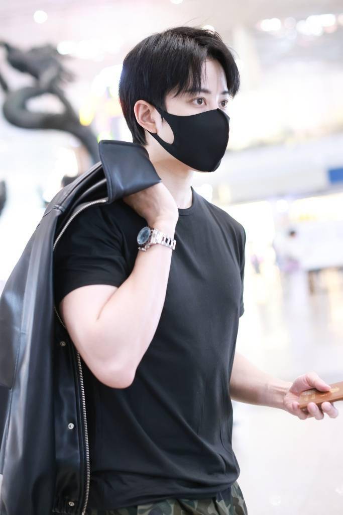 泰星mike穿皮衣现身机场化身乙游男主_儿子_maxwell_sarah