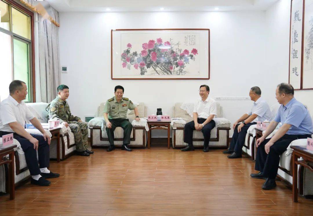 市委副书记钟世富,新余军分区司令员张卫民,政委霍超陪同走访慰问.