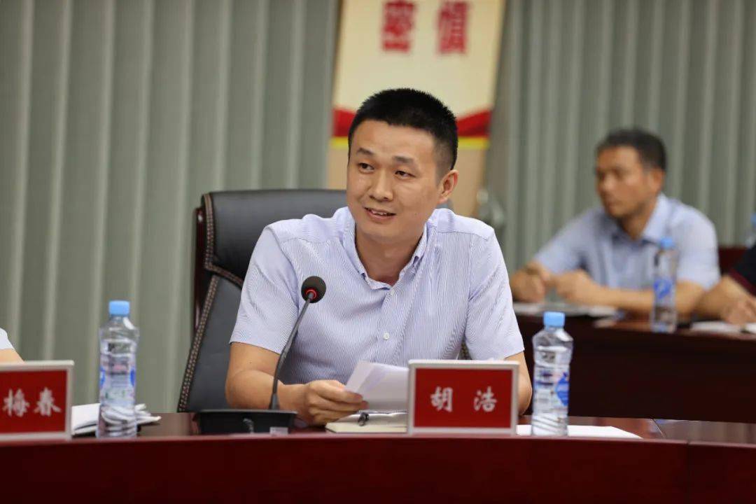 胡浩 服务贸易和商贸服务业处二级主任科员回首过往,我深感部队是人生