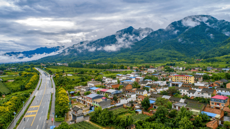 西安市鄠邑区栗峪口的环山路景色(央广网发 丁昌民 摄)近年来,"近郊游