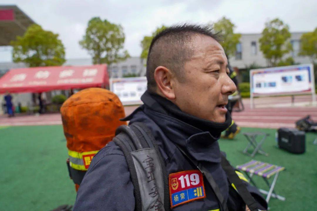 杨荣,男,汉族,1978年6月出生,2003年6月入党,现任云南省昆明市消防