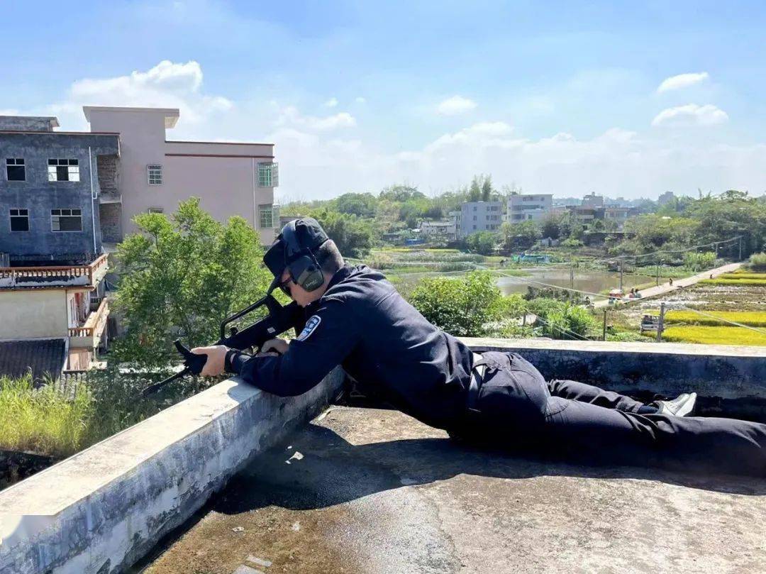作为广东省公安厅特勤局警卫业务骨干,陈竞业常年专注于警卫业务训练