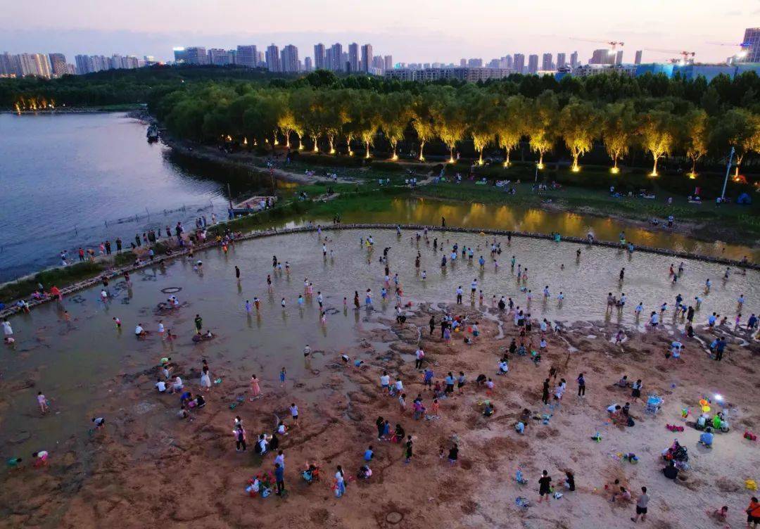 挖沙,玩水……郑州的夏天就该这么玩~_沙滩_龙湖_公园
