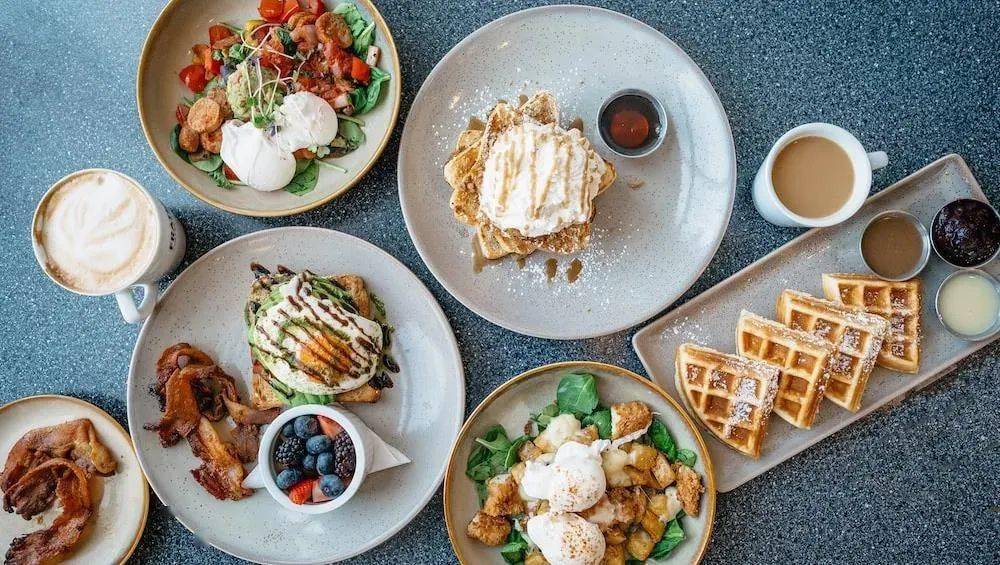 厨师在花园里种植并在日常健康菜单中椿风餐厅新鲜的食材搭配精选草本