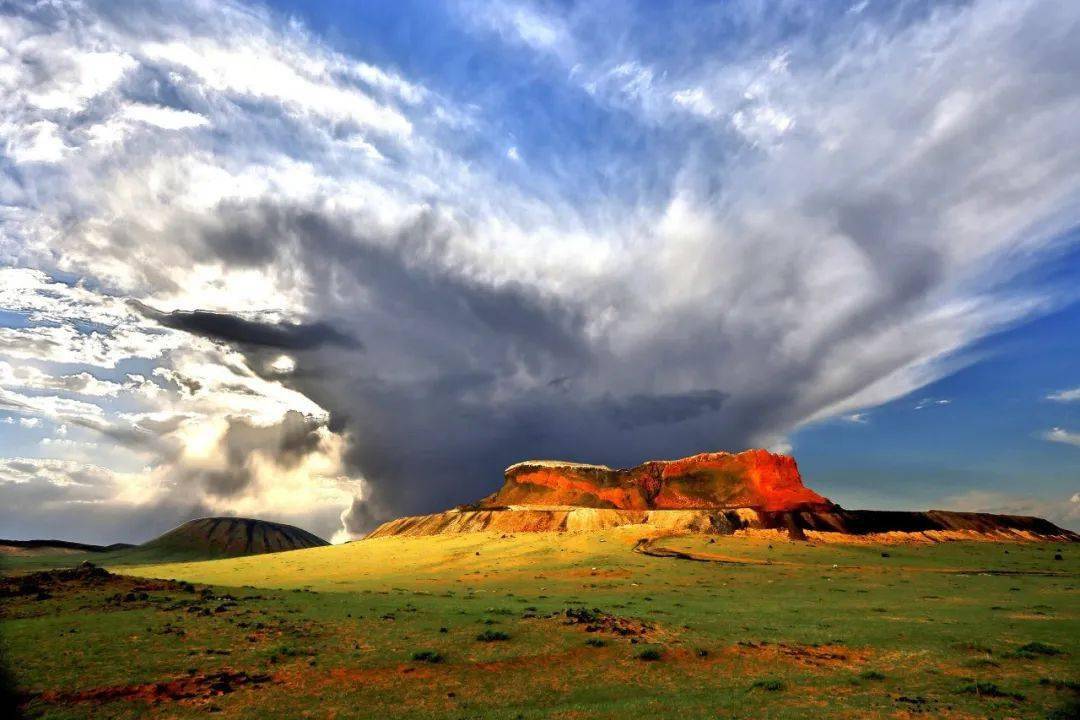 乌兰察布市察右后旗乌兰哈达火山群,是在内蒙古高原南缘发现的唯一有