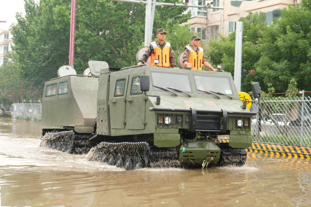 忠诚卫士的身影:用身体托起生命之舟_机动_洪水_救援