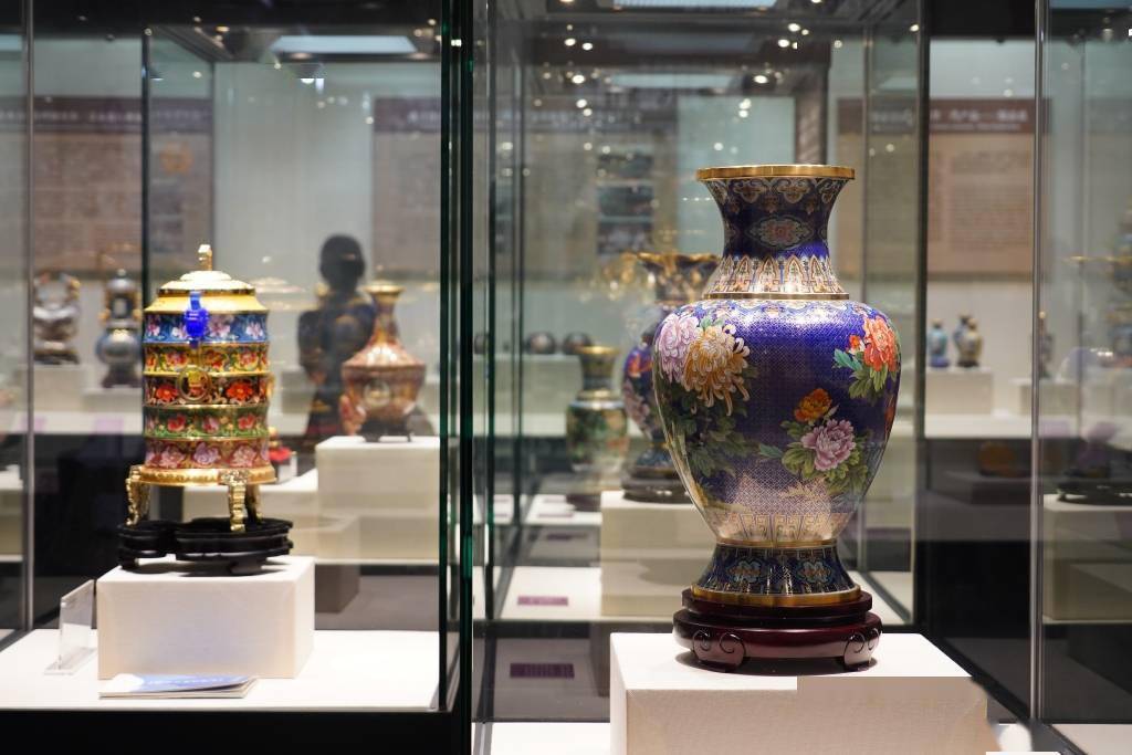 近日,北京市珐琅厂景泰蓝艺术博物馆向游客展现了琳琅满目的景泰蓝