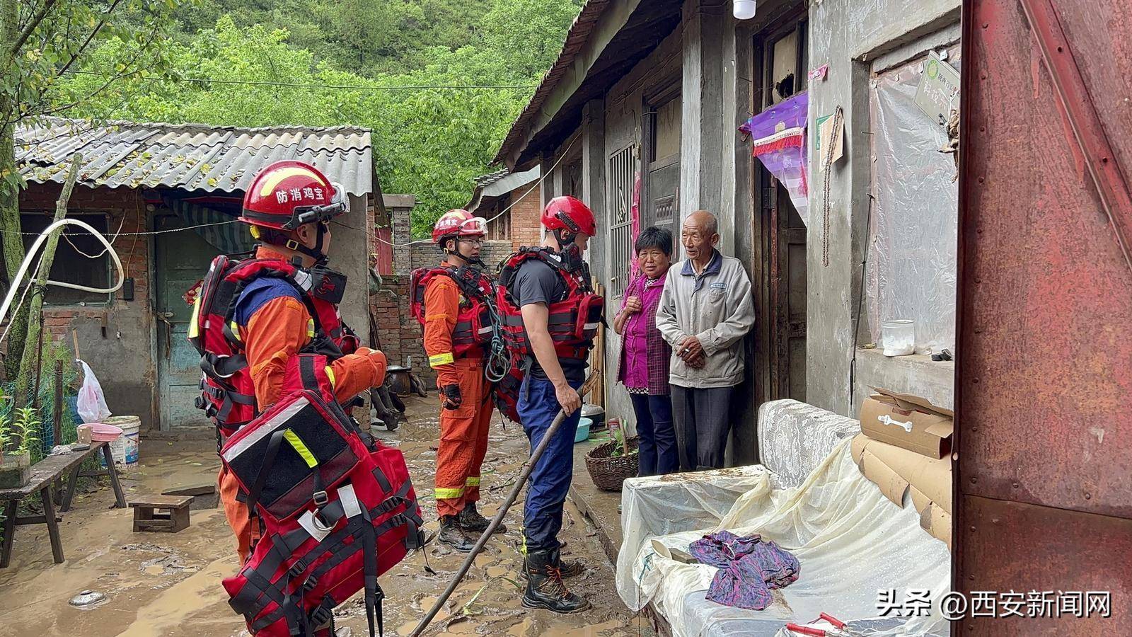暴雨引发山洪 宝鸡麟游消防紧急疏散13名被困群众_救援_人员_积水