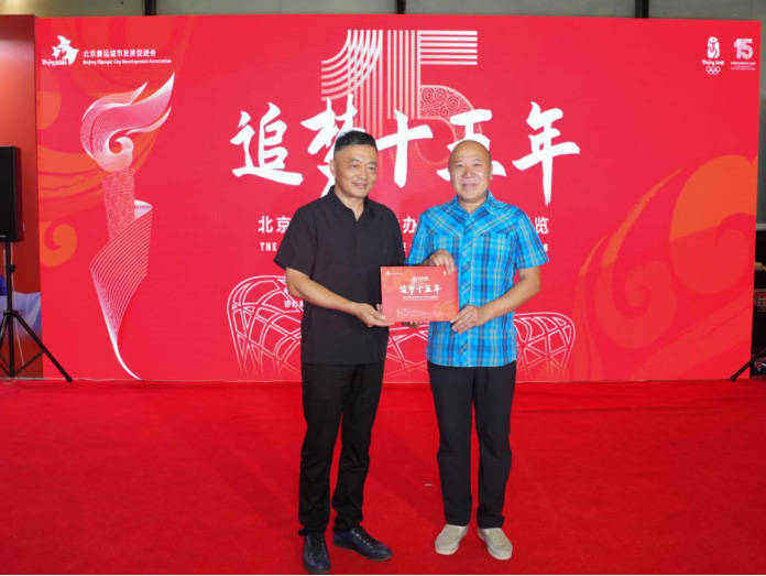 王勇峰向北京奥运博物馆馆长侯明捐赠访谈视频文/北京青年报记者 崔