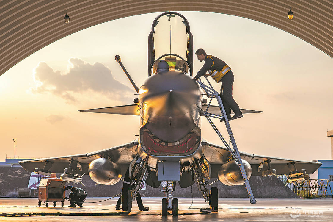 搏击云天:空军航空兵某旅开展空战对抗训练_战机_飞行员_战术