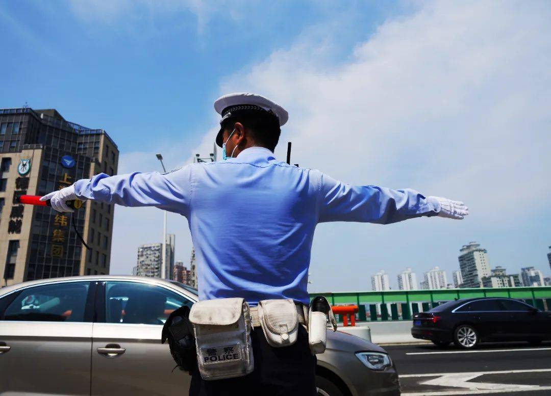 "上海市公安局交警总队高架支队民警这样戏称自己的岗位.