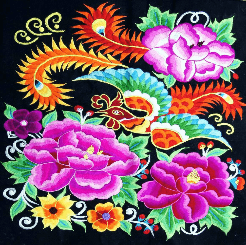 鹰,龙等生活中的纹饰就有了虎,鹰,龙,蝴蝶,山茶,马缨花等纹样由于受到