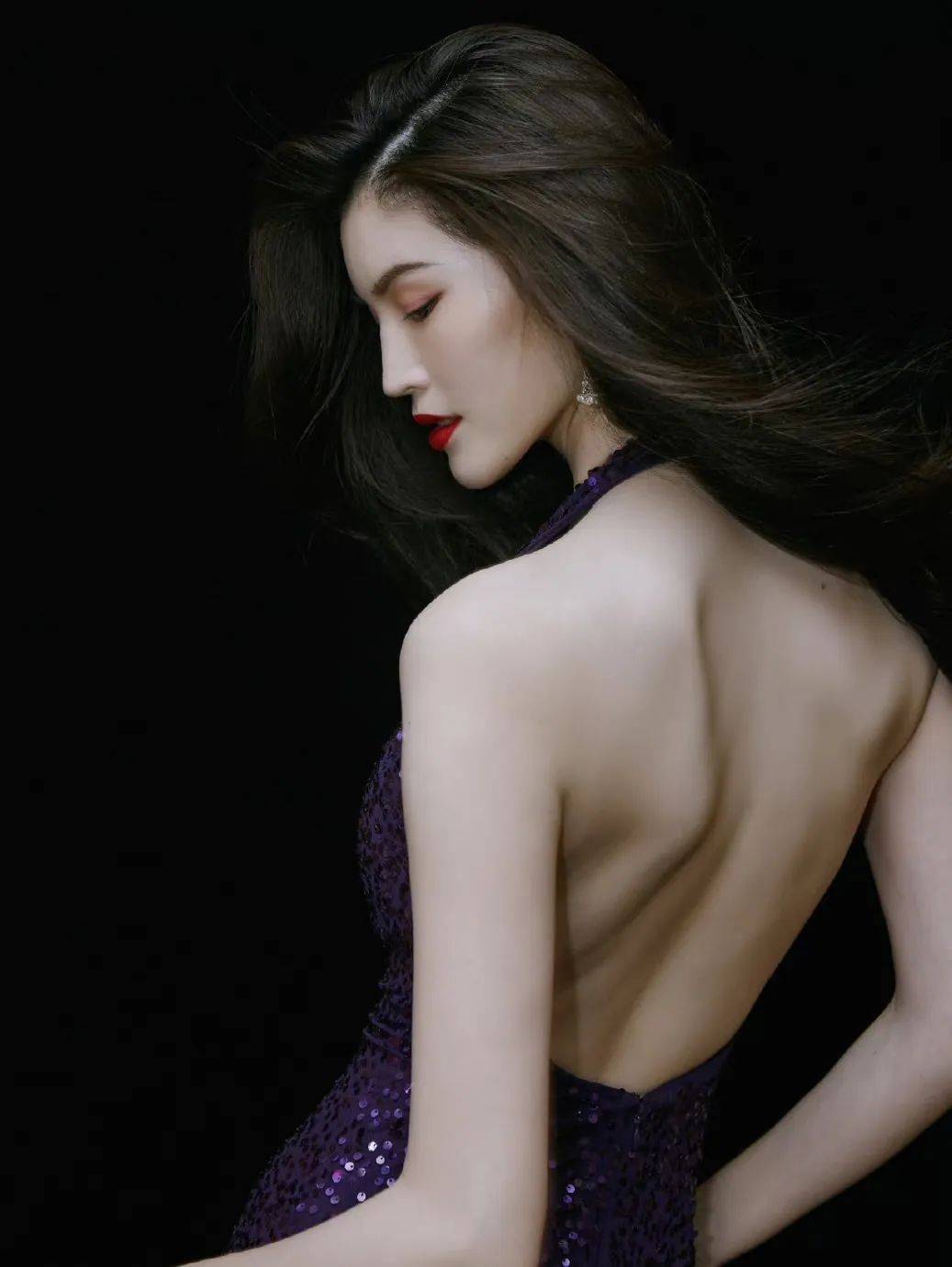 迪丽热巴的"蝴蝶背",究竟是性感还是病态?_肩胛骨_肌肉_手臂