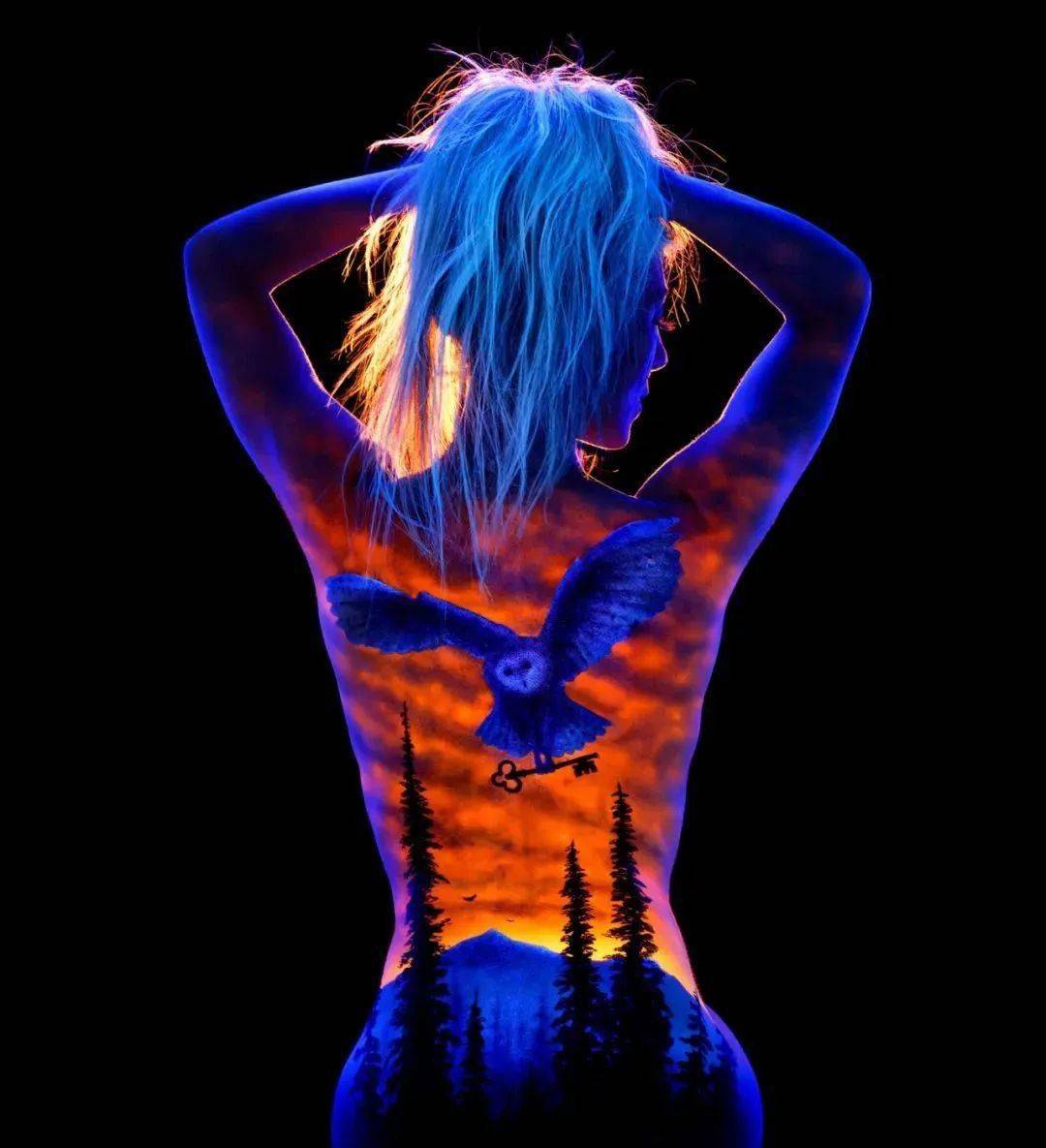 接下来,就让我们一起来欣赏一下这些由荧光颜料绘制能发光的人体彩绘