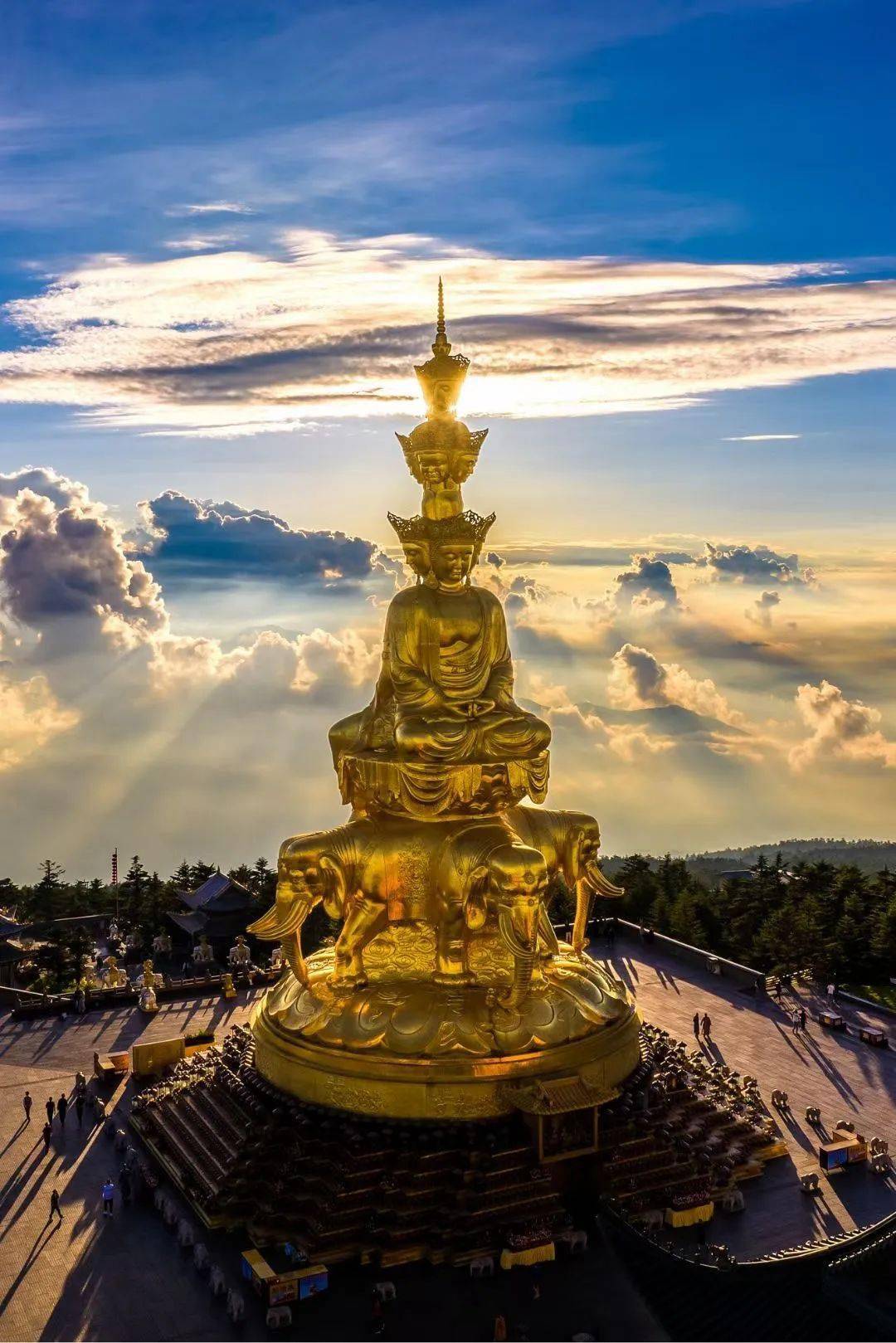 走,披着大衣在峨眉山顶看日出日落_阳光_金顶_余辉