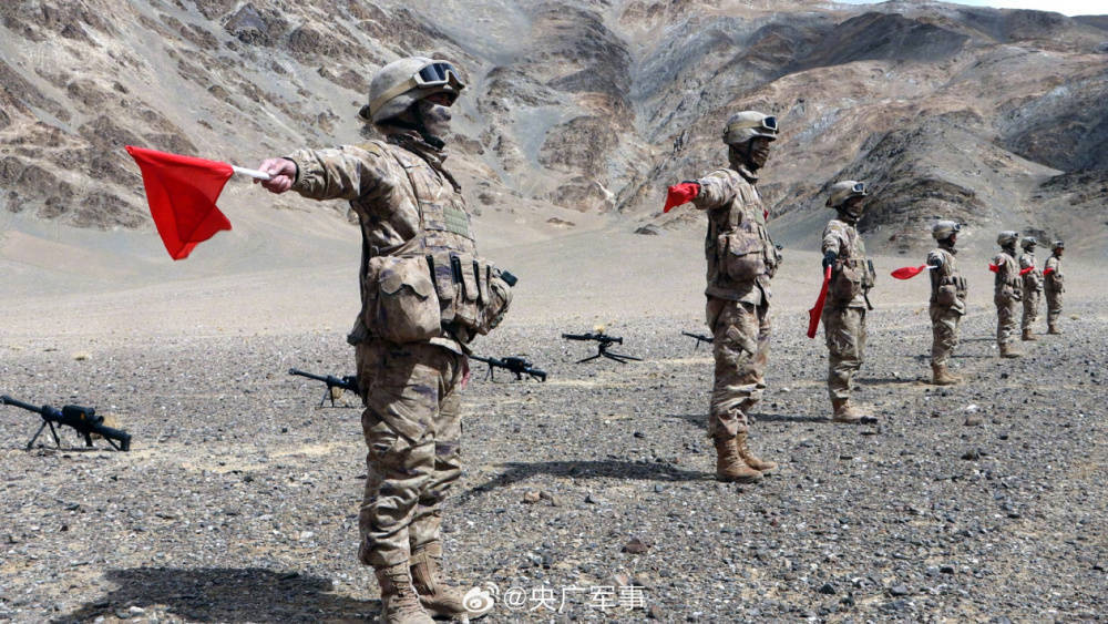 高原腹地,新疆军区某合成团组织开展多火器实弹射击考核_部队_王博峰