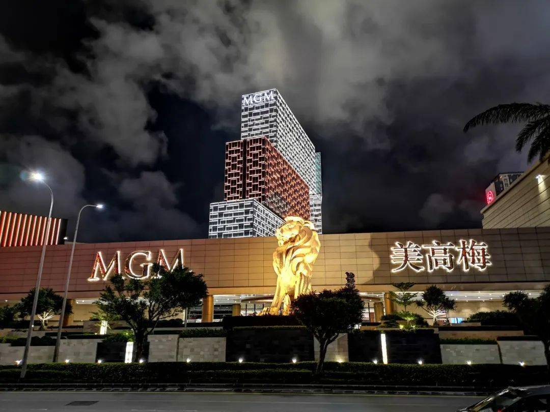 澳门美高梅酒店是高雅艺术的殿堂糅合耀目的珠宝盒外观设计使其成为