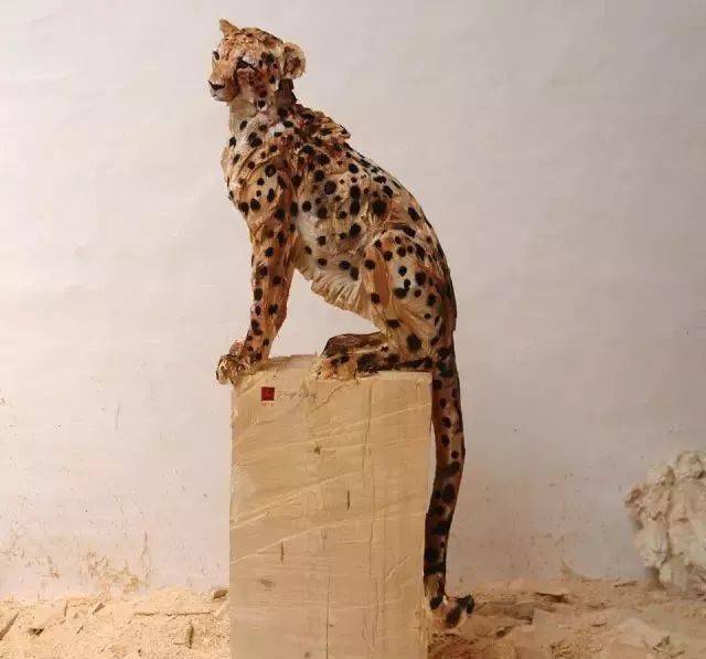 木雕丨德国艺术家rebetez的动物雕塑世界_作品_内容_电锯