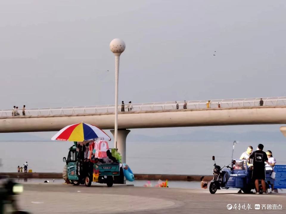 即墨鳌山卫滨海公园,游客众多_朱明
