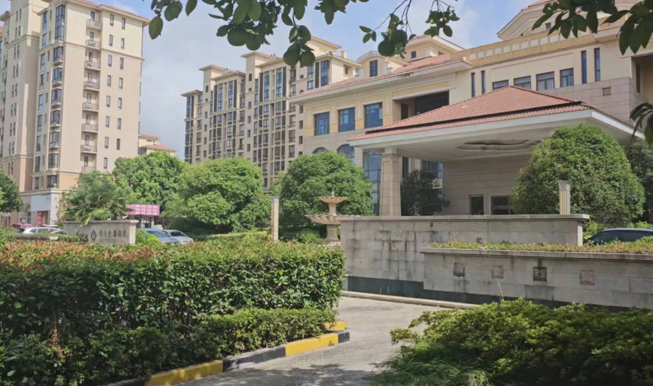 佳兆业珊瑚湾小区位于海马路上,周边有嘉业海悦,棕榈滩海景城,棕榈滩